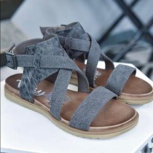 Very G Charcoal Jayla Sandals Size 9